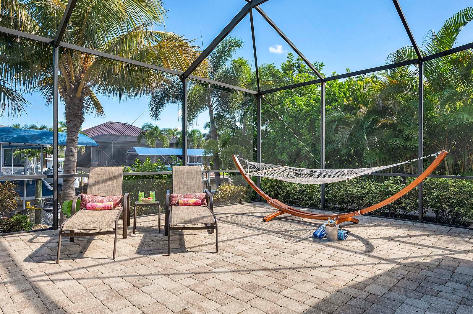 Terrasse am Kanal mit Wasserblick und privatem Bootssteg.