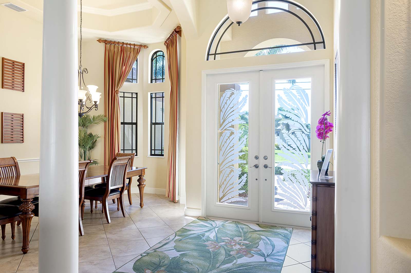 Terrasse am Kanal mit Wasserblick und privatem Bootsanleger.