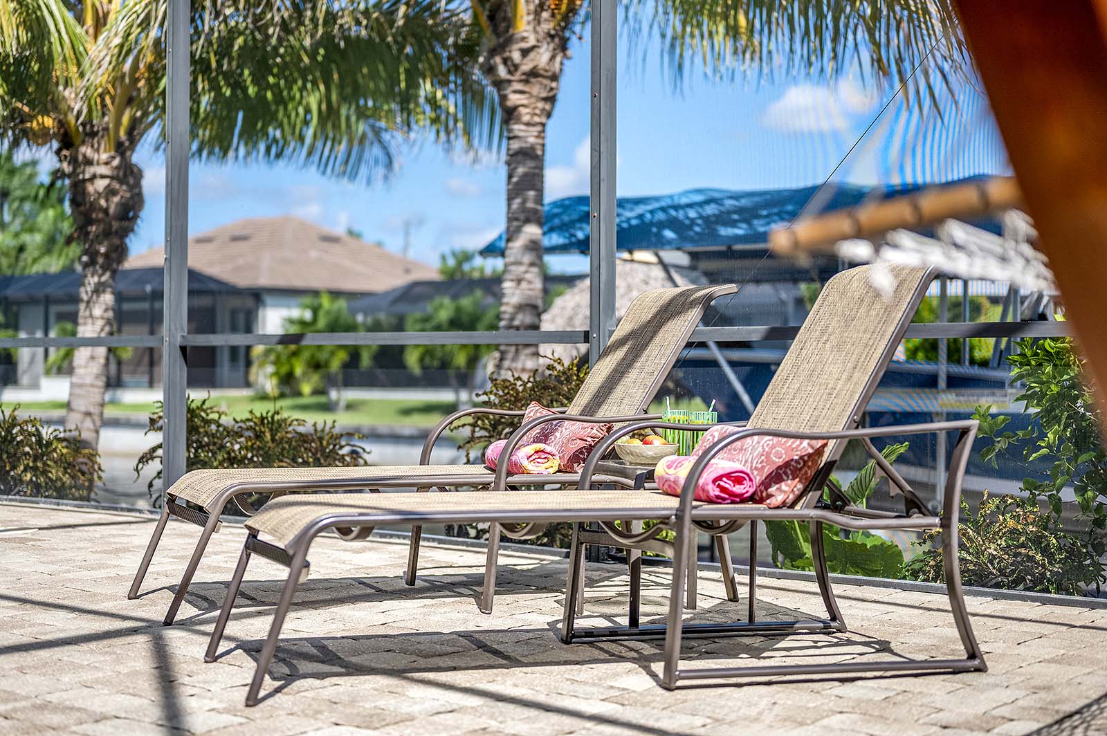 Terrasse am Kanal mit Wasserblick und privatem Bootsanleger.