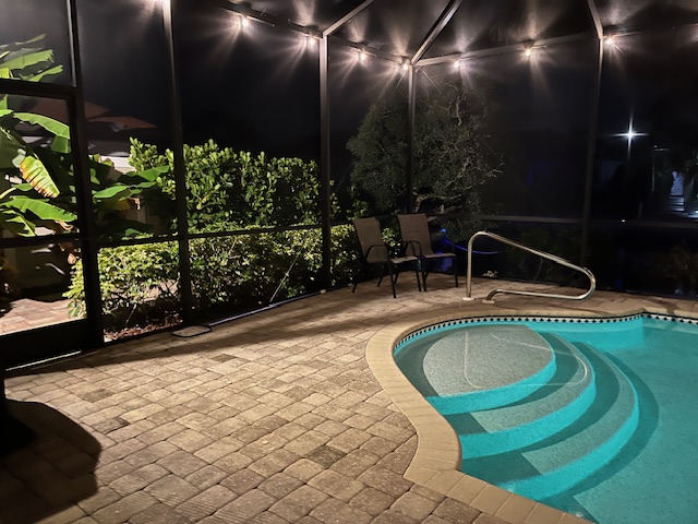 Terrasse am Kanal mit Blick aufs Wasser und privatem Bootsanleger.