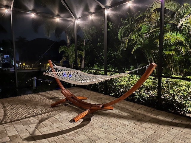 Terrasse am Kanal mit Blick aufs Wasser und privatem Bootsanleger.