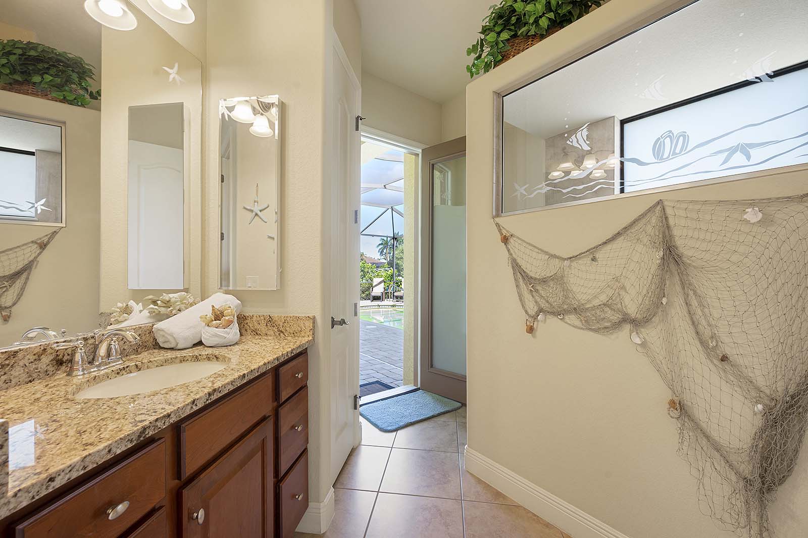 Terrasse am Kanal mit Wasserblick, Salzwasser-Pool und privatem Bootsdock.