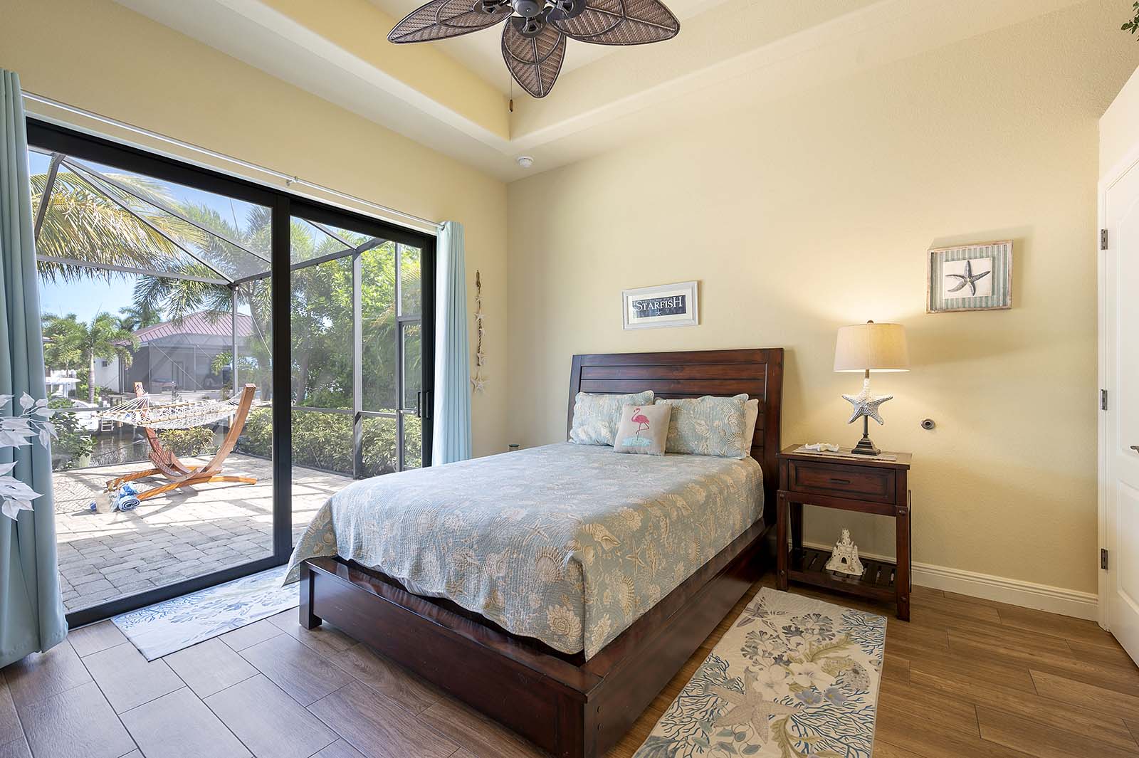 Terrasse am Kanal mit Wasserblick und privatem Bootsdock.