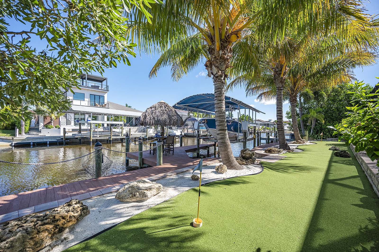 Terrasse am Kanal mit Wasserblick und privatem Bootsanleger.