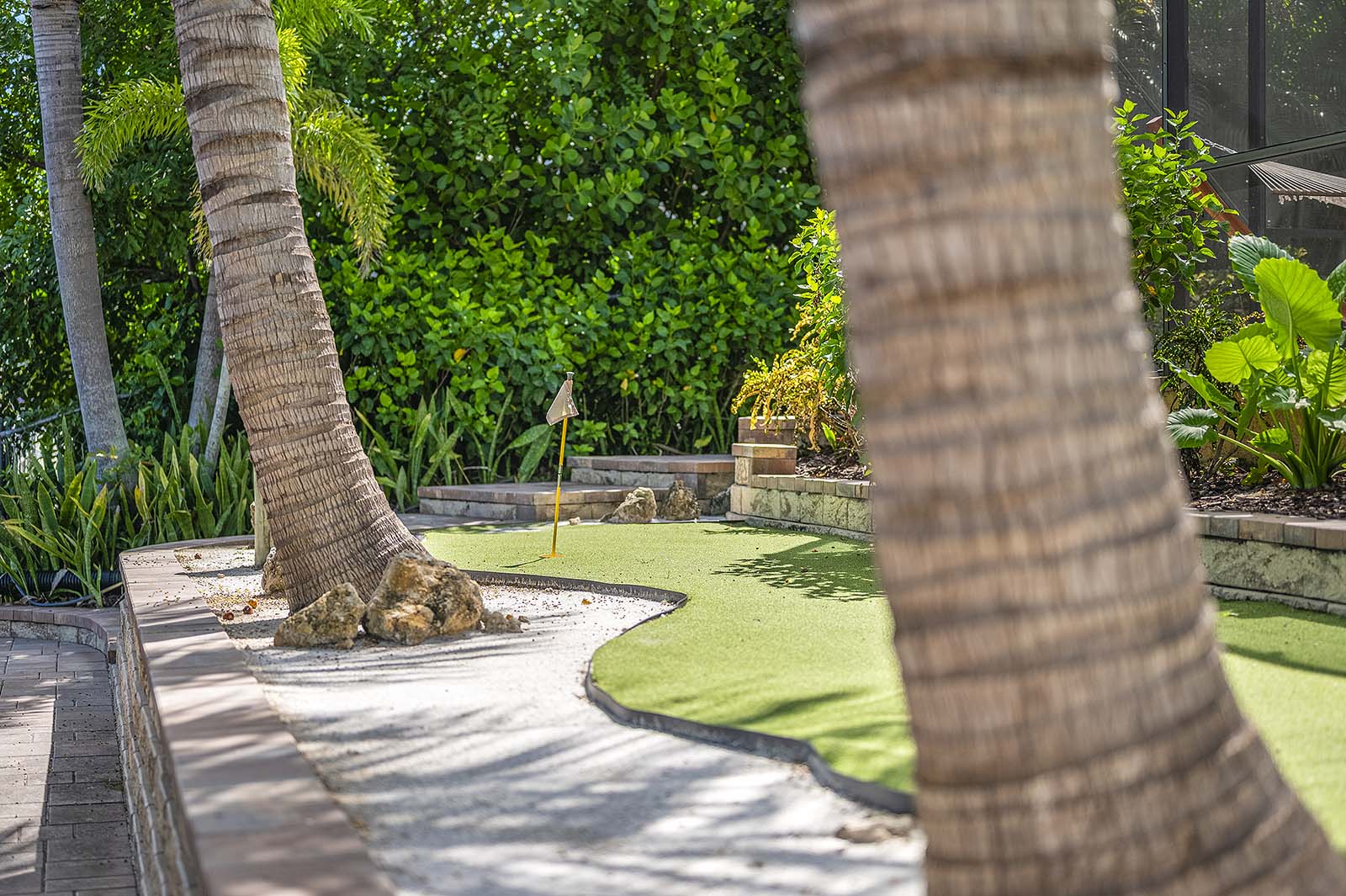 Terrasse am Kanal mit Wasserblick und privatem Bootsanleger.