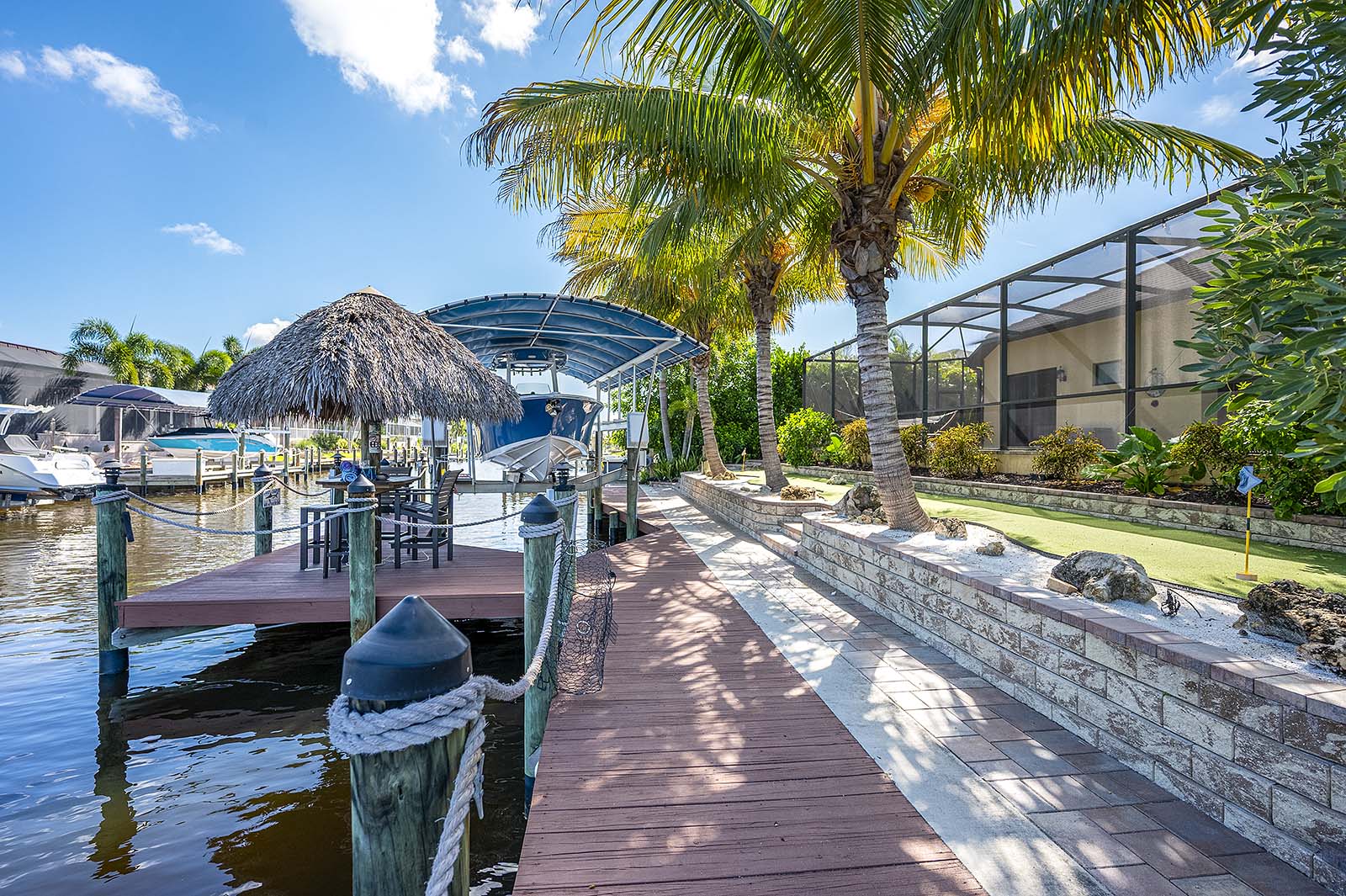 Terrasse am Kanal mit Blick aufs Wasser und privatem Bootsdock.