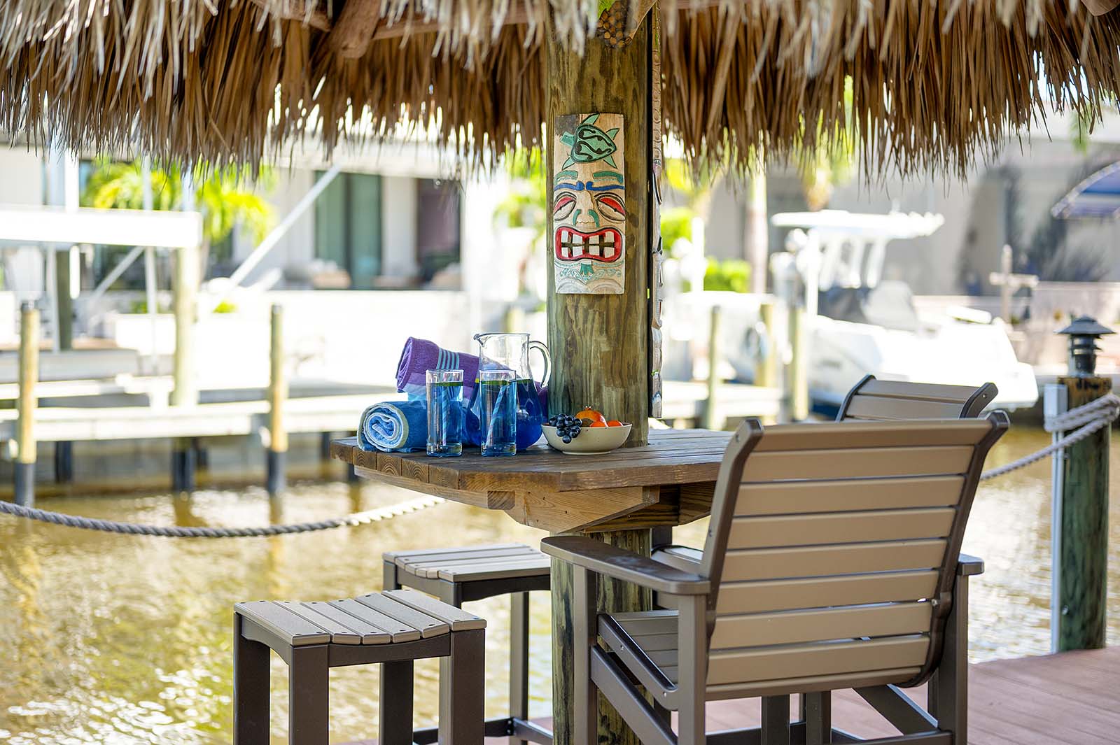 Terrasse am Kanal mit Wasserblick und privatem Bootsdock.