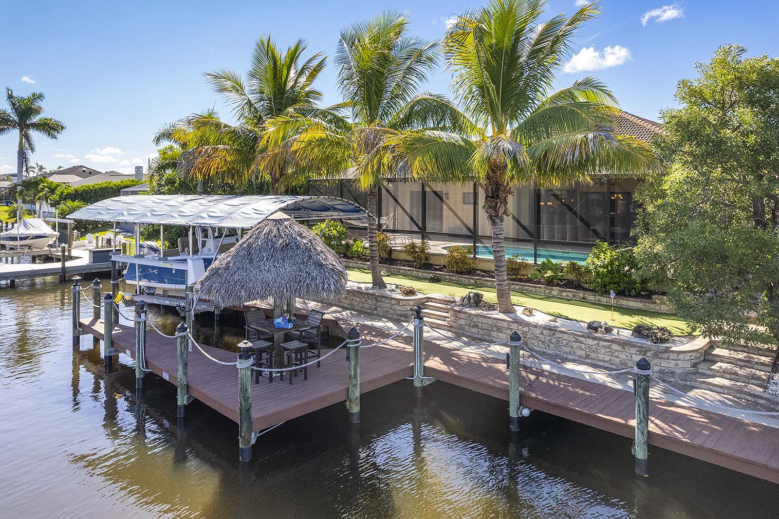 Terrasse am Kanal mit Wasserblick und privatem Bootsanleger.