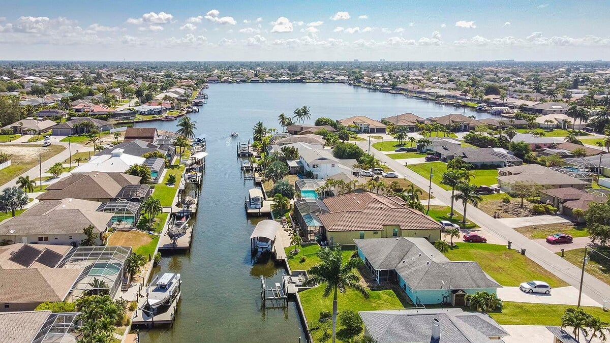 Terrasse am Kanal mit Wasserblick und privatem Bootsanleger.