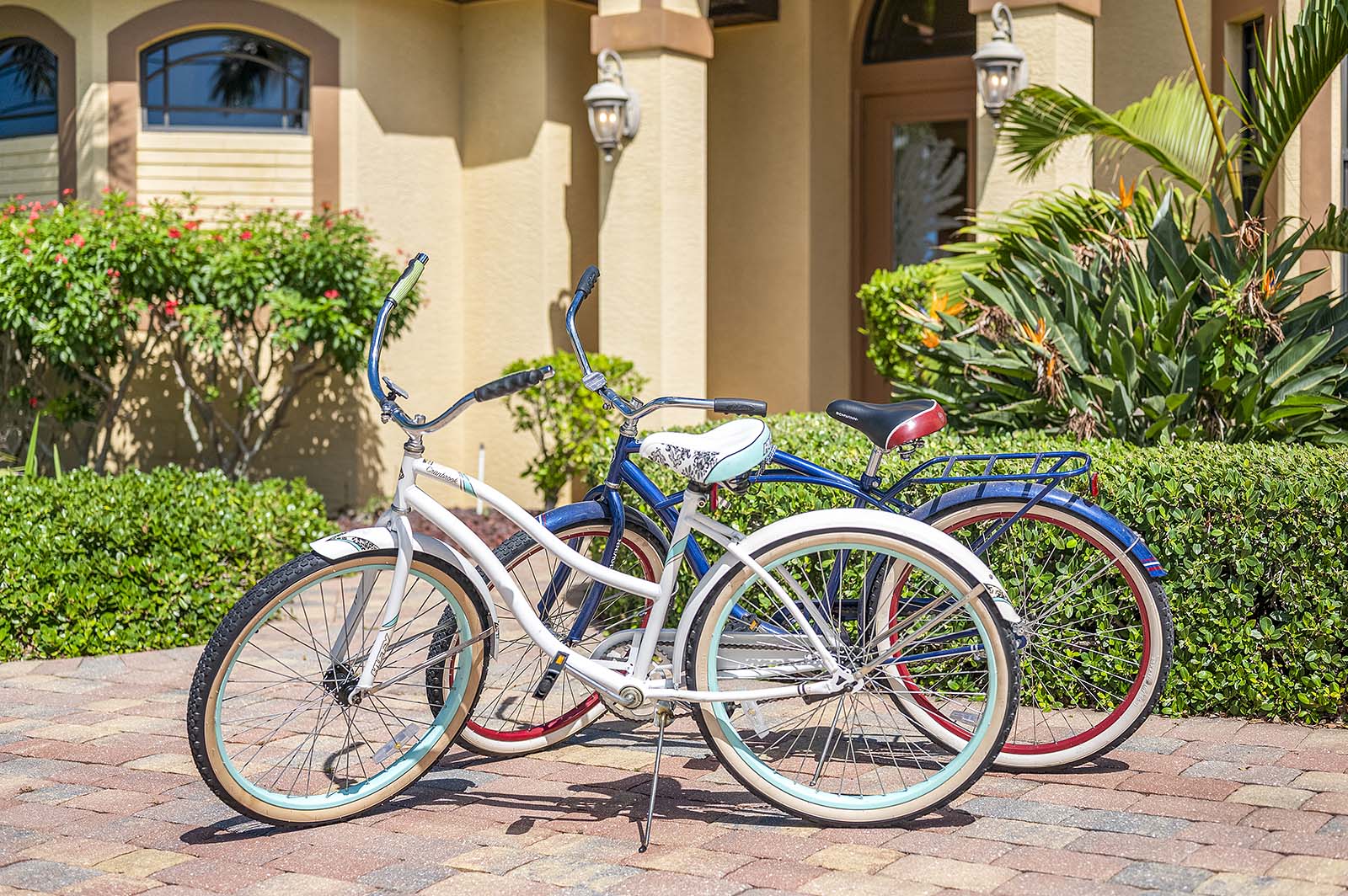 Terrasse am Kanal mit Salzwasser-Pool und privatem Bootssteg.