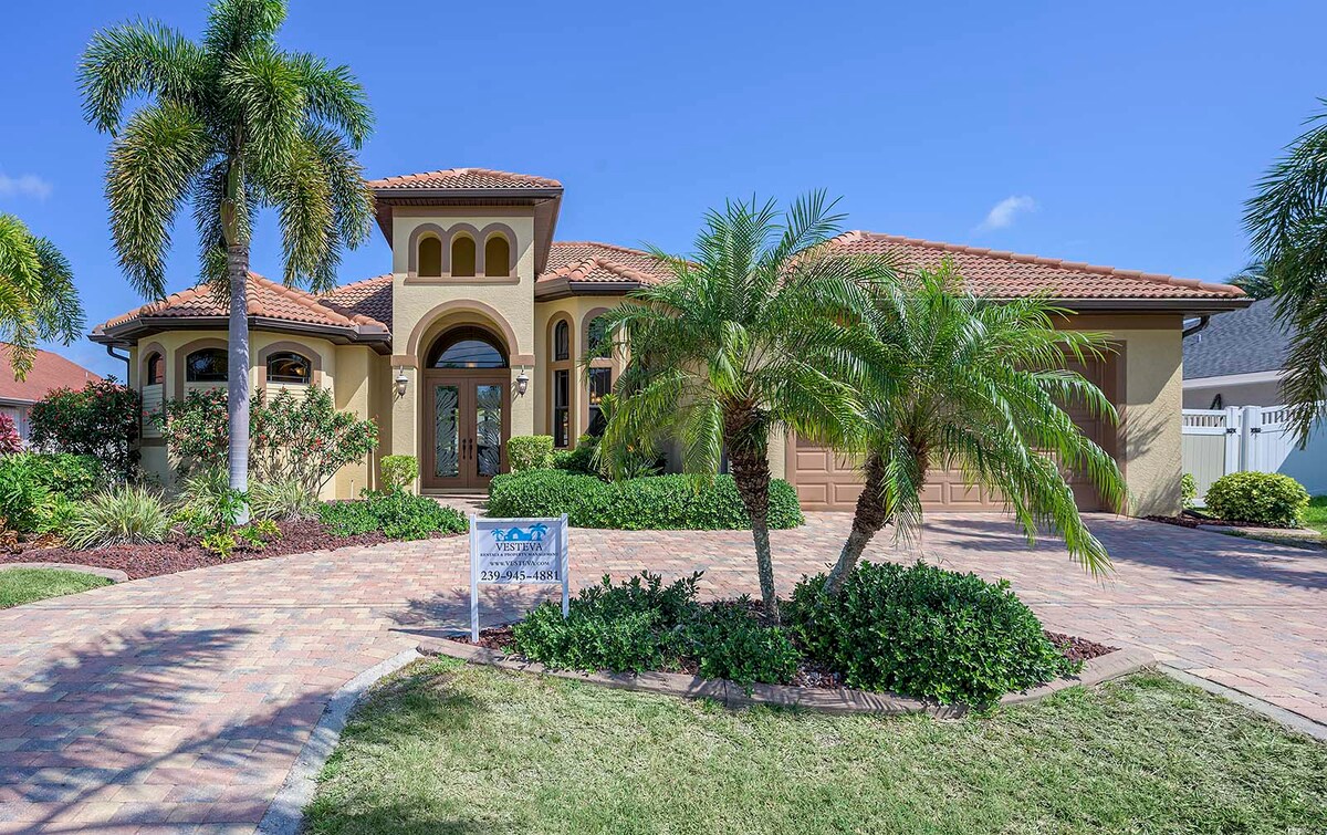 Terrasse am Kanal mit Wasserblick und privatem Bootsanleger.