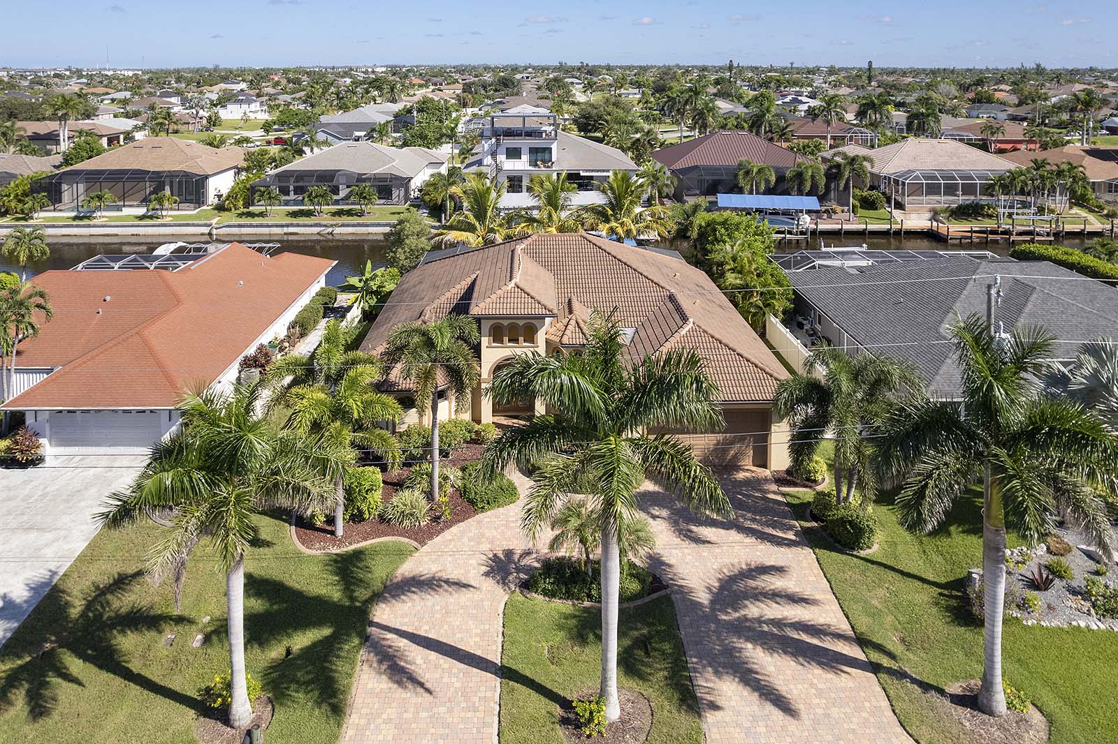 Dachterrasse mit Sonnenliegen und Blick auf den Kanal.