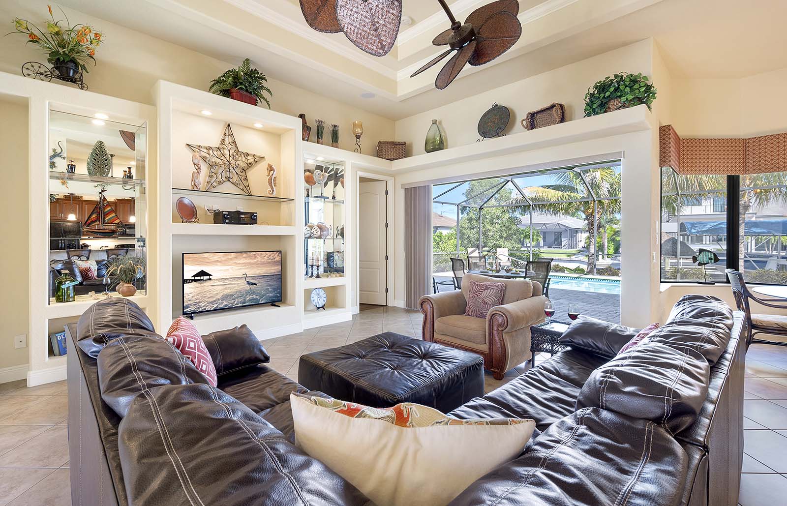 Terrasse am Kanal mit Blick aufs Wasser und privatem Bootsanleger.