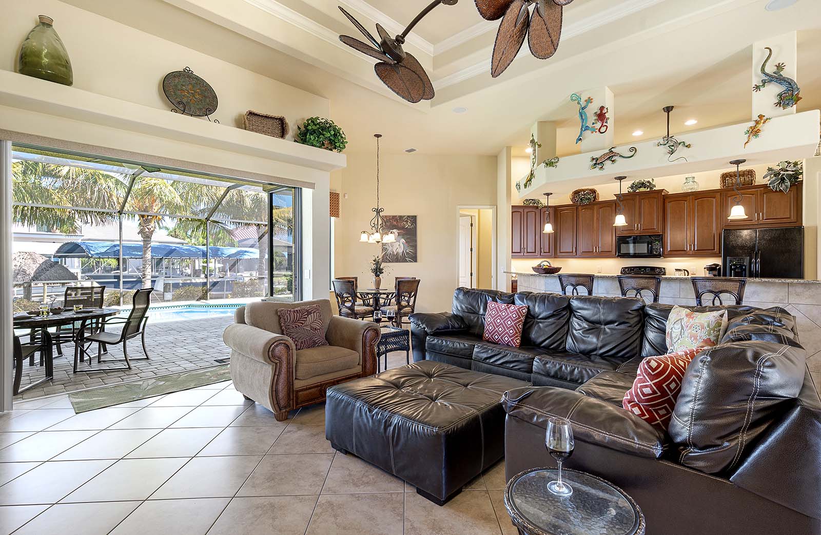 Terrasse am Kanal mit Blick aufs Wasser und privatem Bootsanleger.