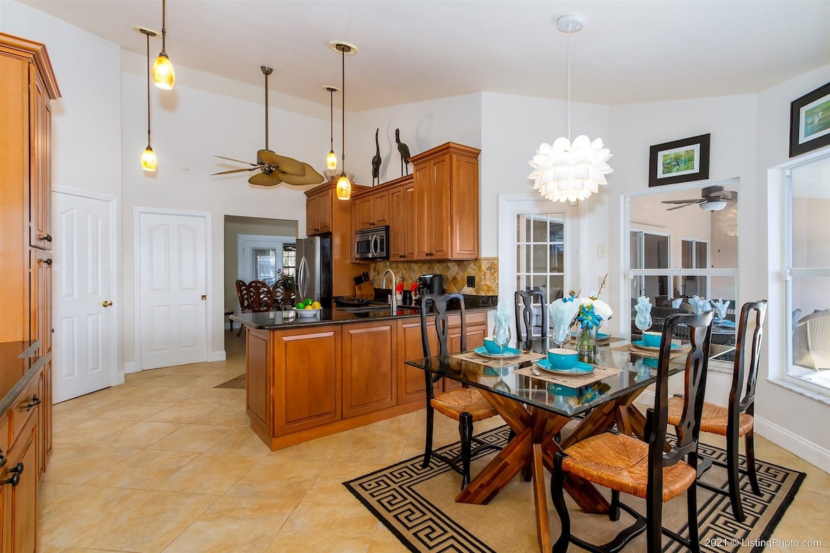 Beheizter Pool und Spa auf der Lanai mit Blick auf den Kanal.