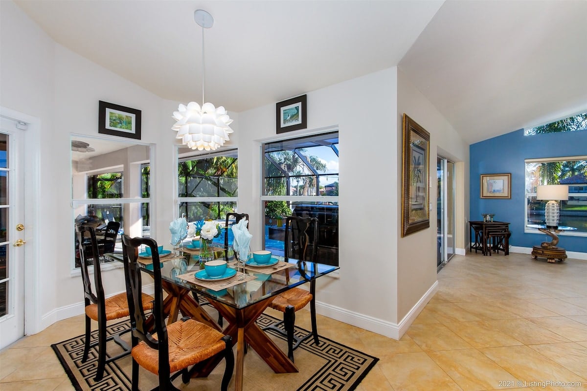 Beheizter Pool und Spa auf der Lanai mit Blick auf den Kanal.