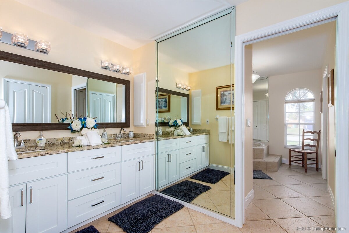 Beheizter Pool und Spa auf der Lanai mit Blick auf den Kanal.