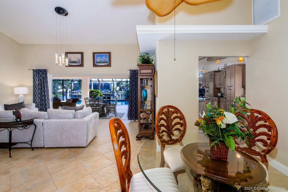 Beheizter Pool und Spa auf der Lanai mit Blick auf den Kanal.