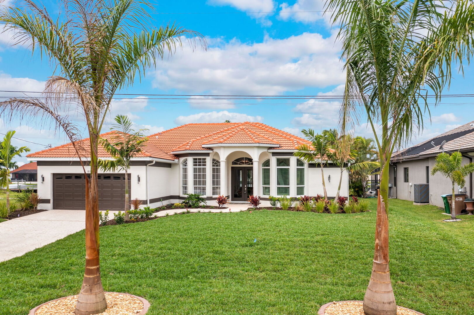 Pool- und Terrassenbereich am Kanal mit Sonnenliegen und Wasserblick.