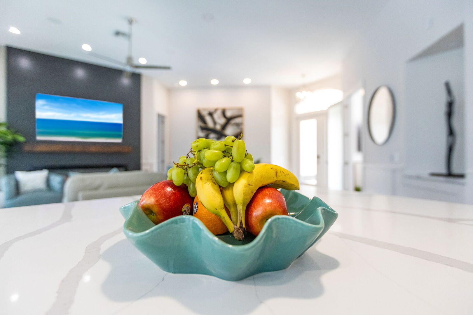 Pool- und Whirlpoolbereich auf der Lanai mit Blick auf den Kanal bei Sonnenuntergang.