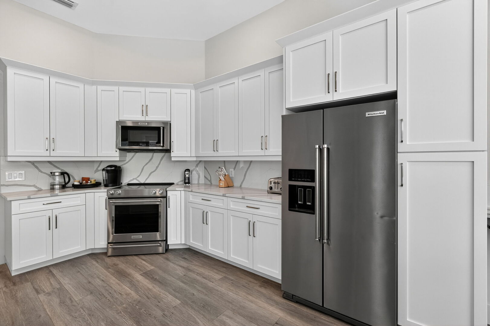 Pool- und Terrassenbereich am Kanal mit Sonnenliegen und Blick aufs Wasser.