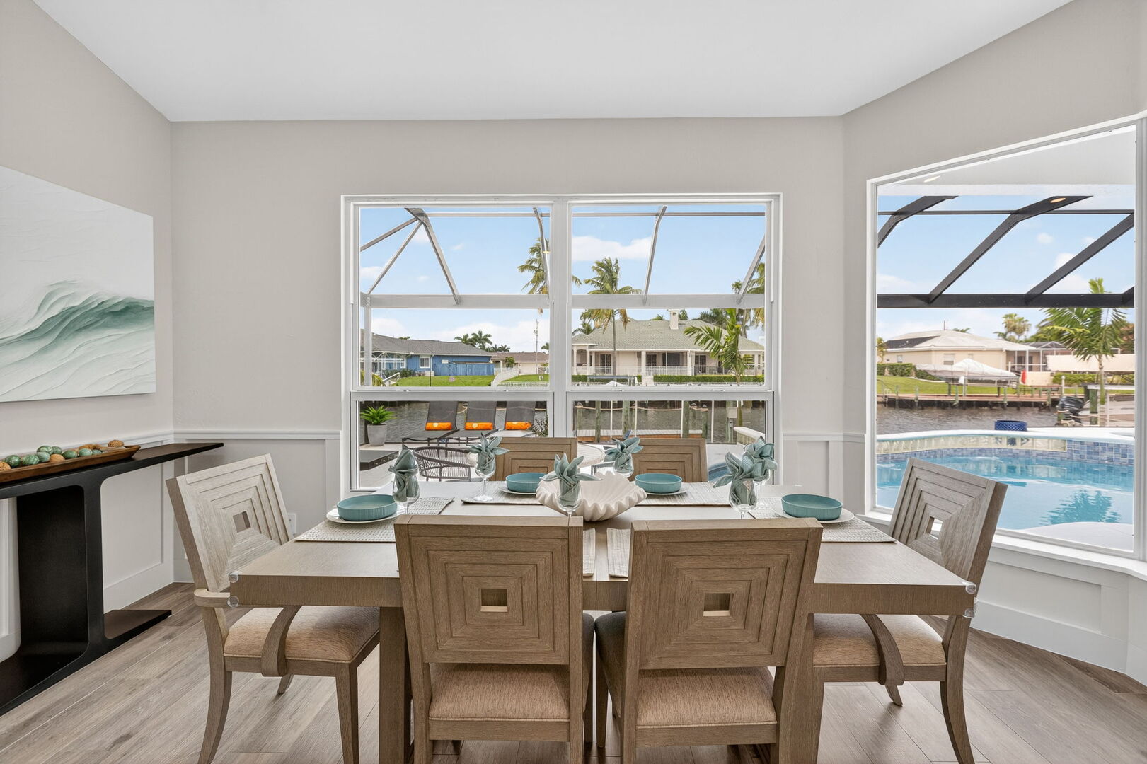 Pool- und Whirlpoolbereich auf der Lanai mit Blick auf den Kanal.