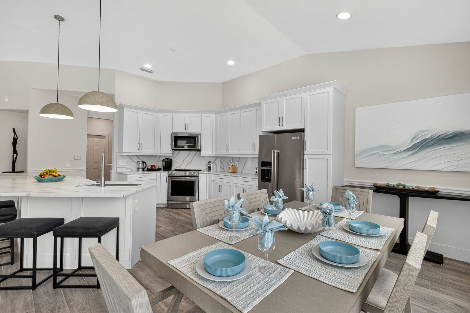 Pool- und Terrassenbereich am Kanal mit Sonnenliegen und Blick aufs Wasser.