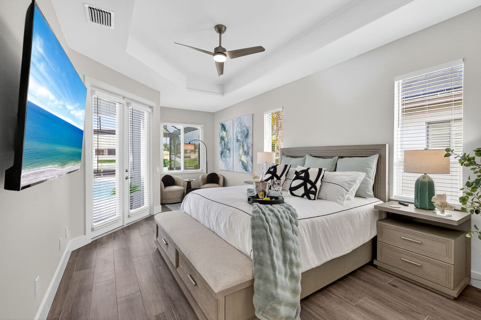 Pool- und Whirlpoolbereich auf der Lanai mit Blick auf den Kanal.