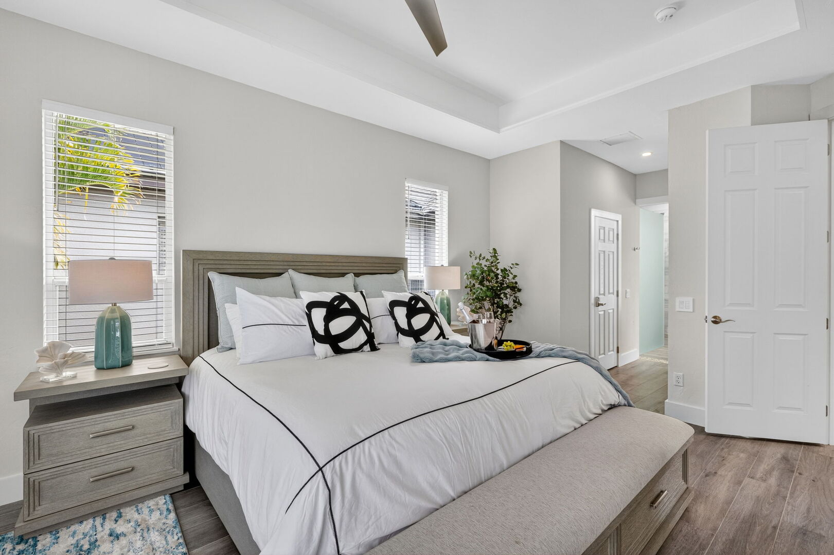 Pool- und Whirlpoolbereich auf der Lanai mit Blick auf den Kanal.