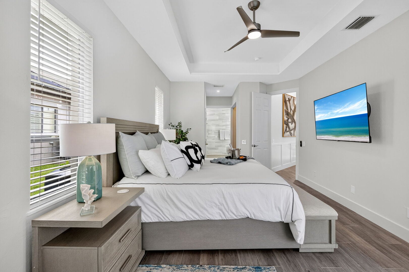 Große Lanai mit Esstisch, Sonnenliegen, Grill und Blick auf den Kanal.