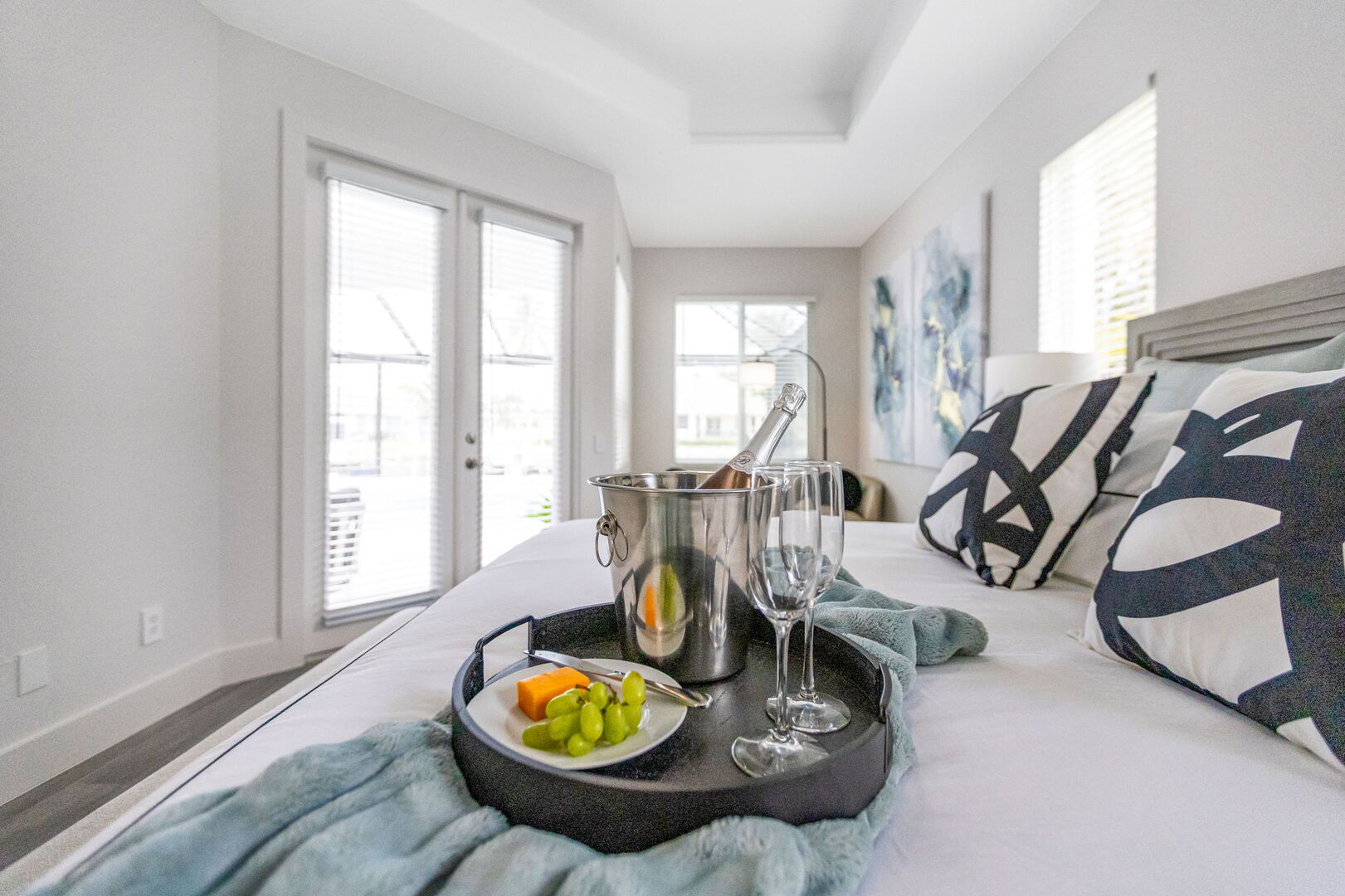 Große Lanai mit Esstisch, Sonnenliegen und Blick auf Pool und Kanal.