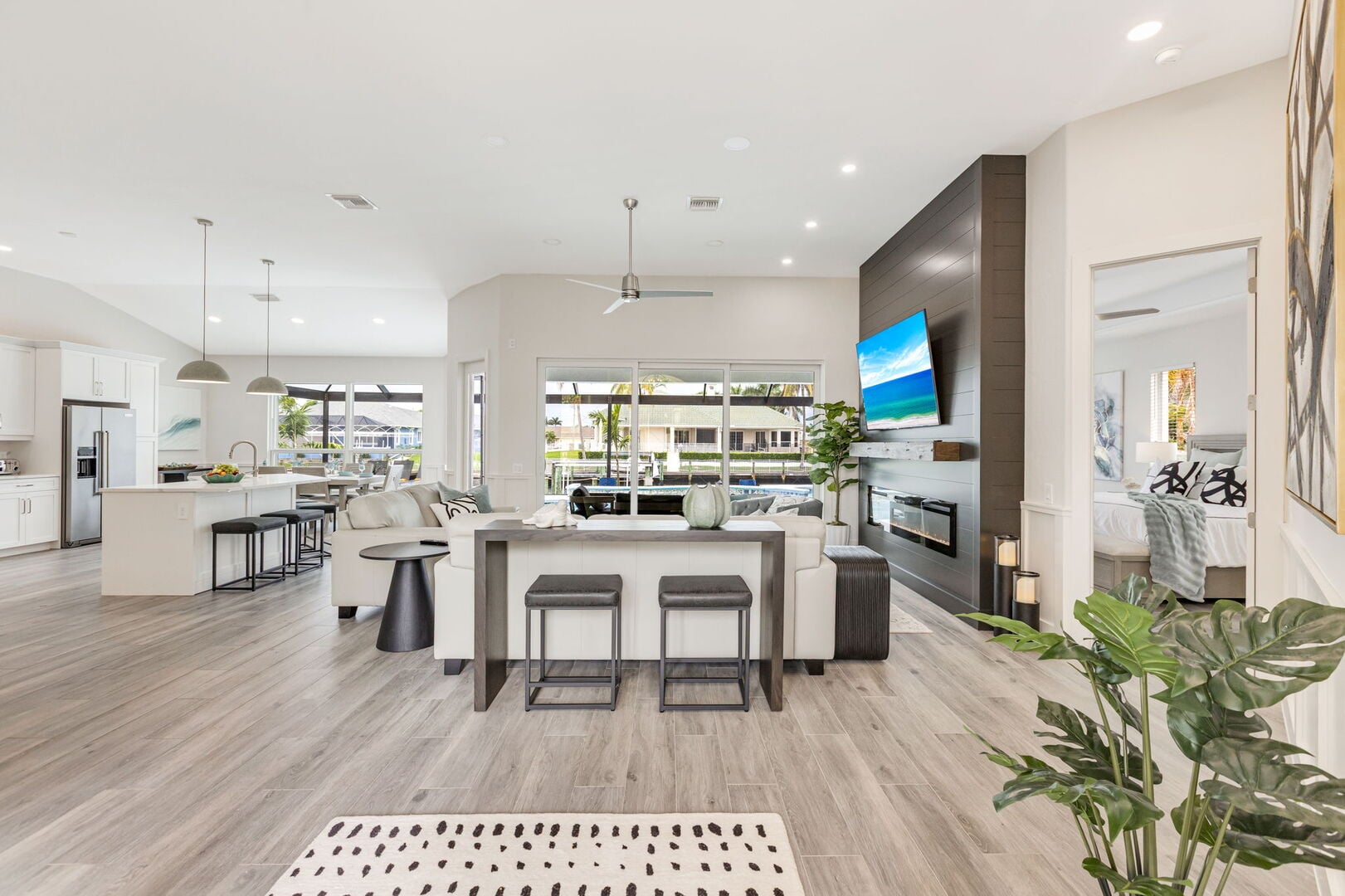 Große Lanai mit Außen-Essplatz, Sonnenliegen, Grill und Blick auf den Kanal.