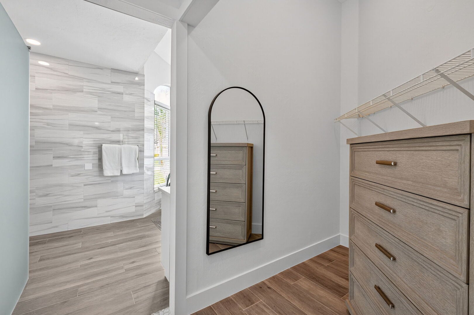 Poolbereich mit Whirlpool, Sonnenliegen und Blick auf den Kanal.