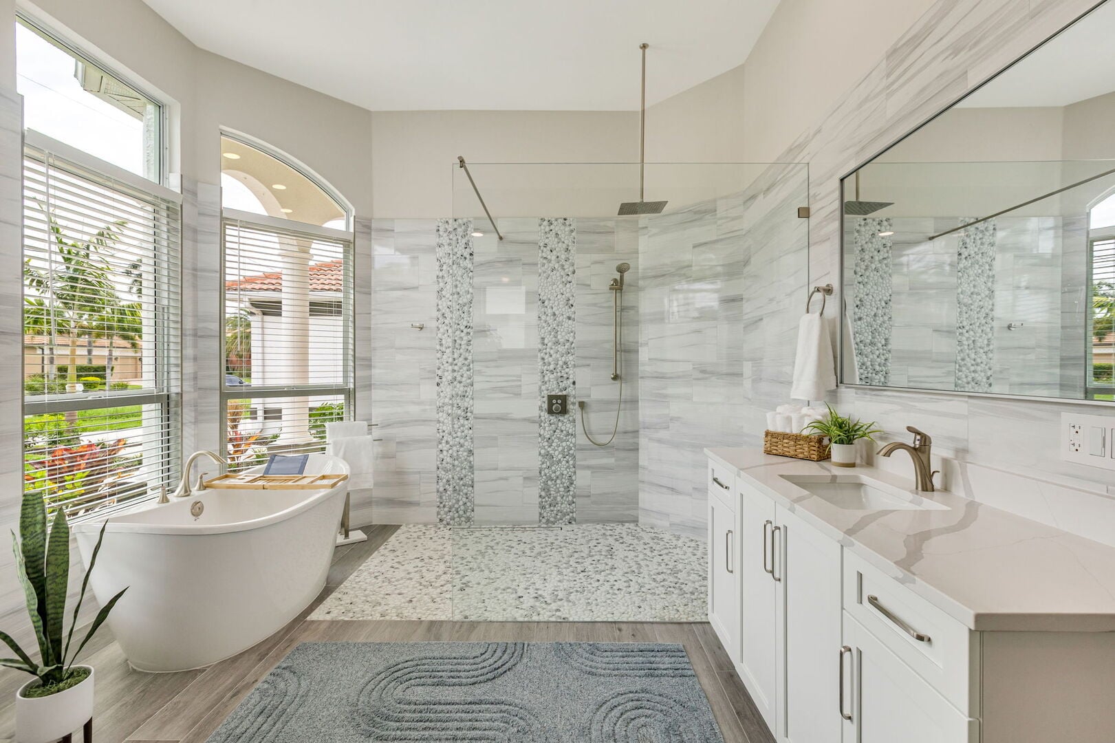 Pool- und Whirlpoolbereich auf der Lanai mit Blick auf den Kanal.