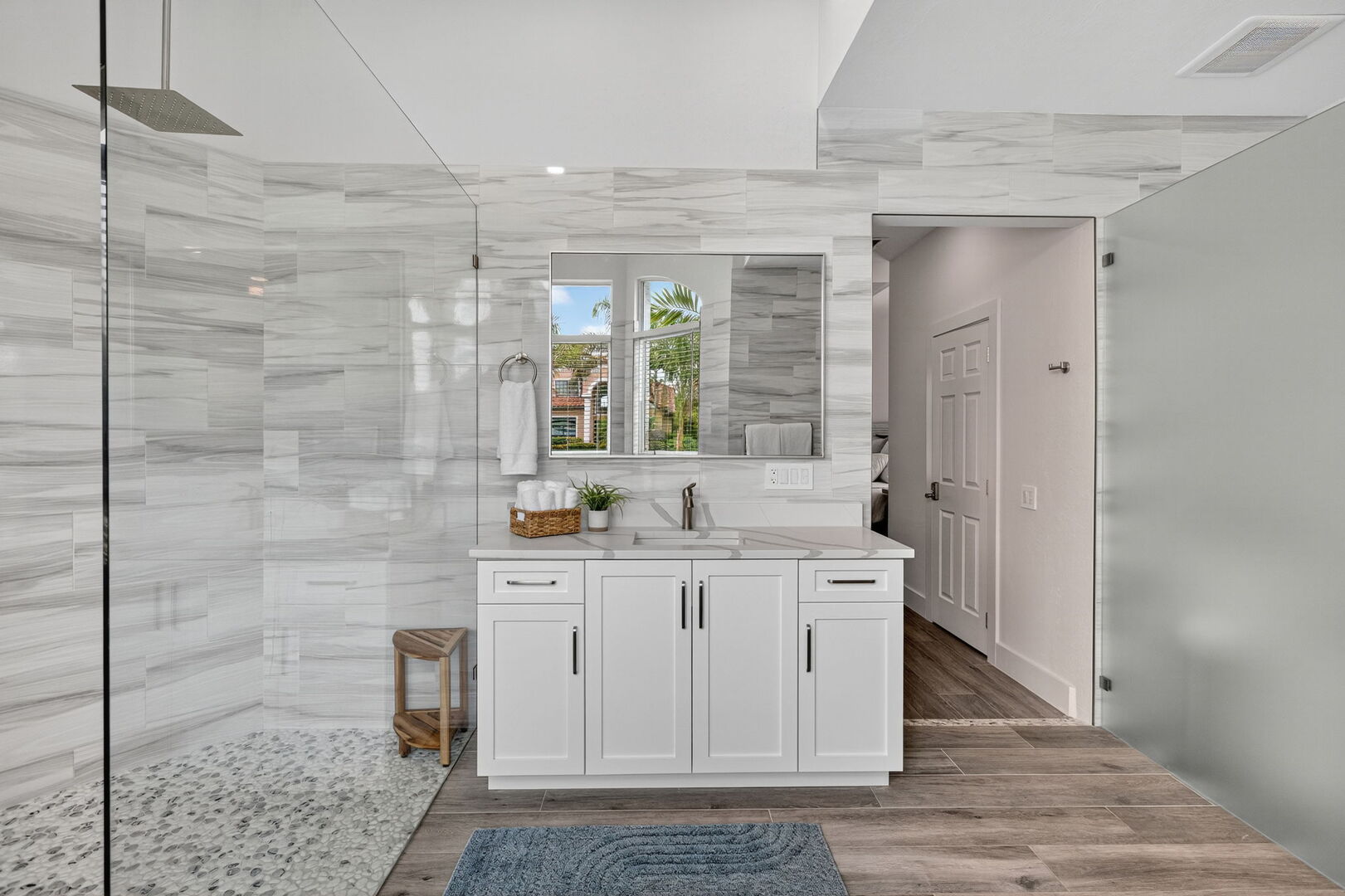 Pool- und Whirlpoolbereich auf der Lanai mit Blick auf den Kanal.