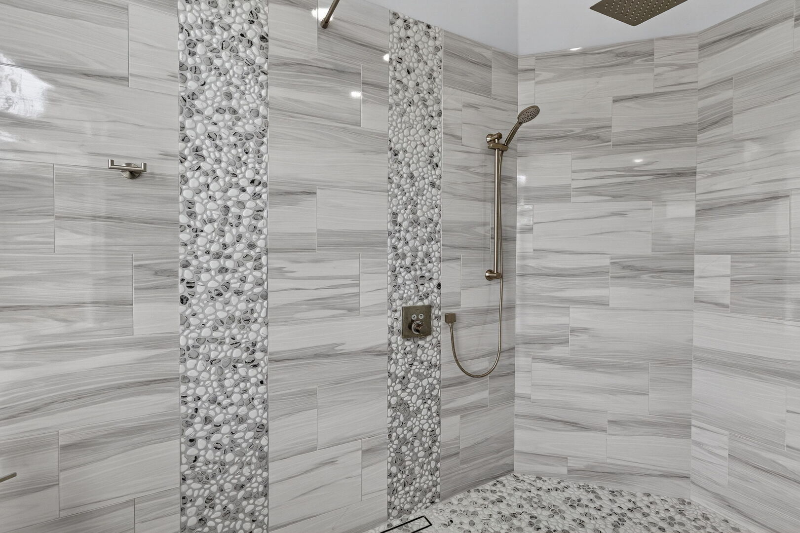 Große Lanai mit Esstisch, Sonnenliegen und Blick auf den Kanal.