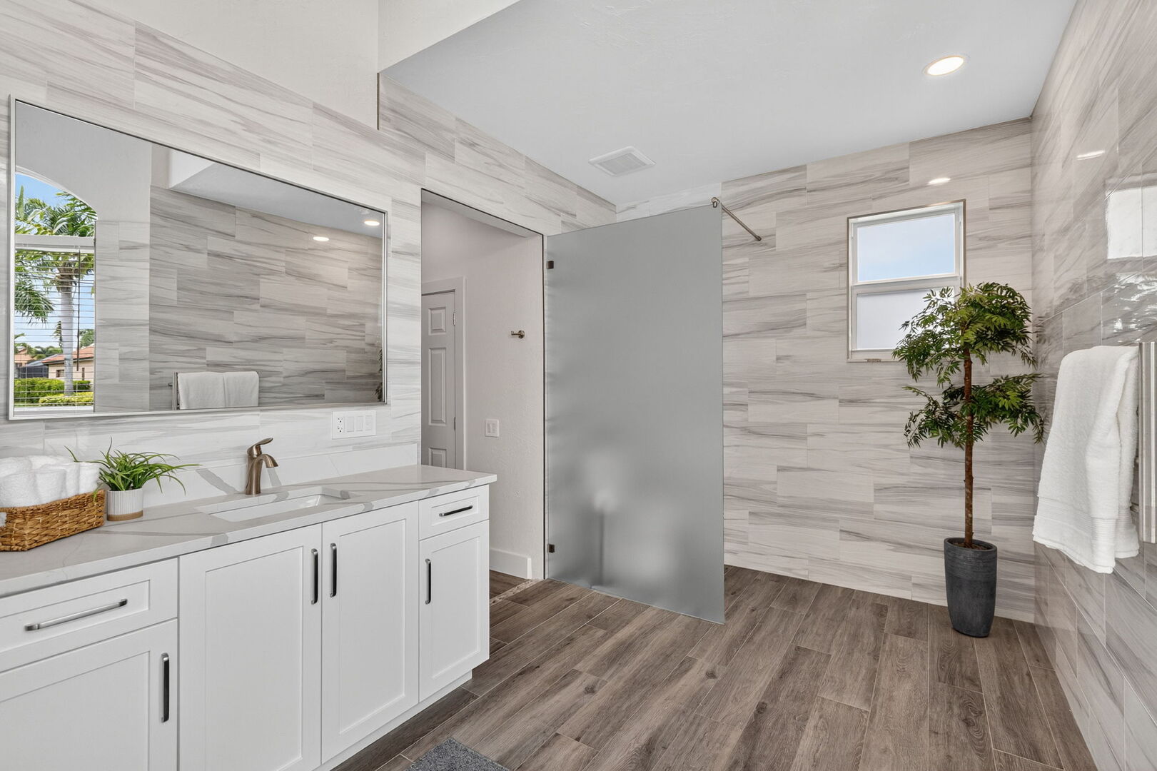 Große Lanai mit Esstisch, Sonnenliegen, Grill und Blick auf den Kanal.