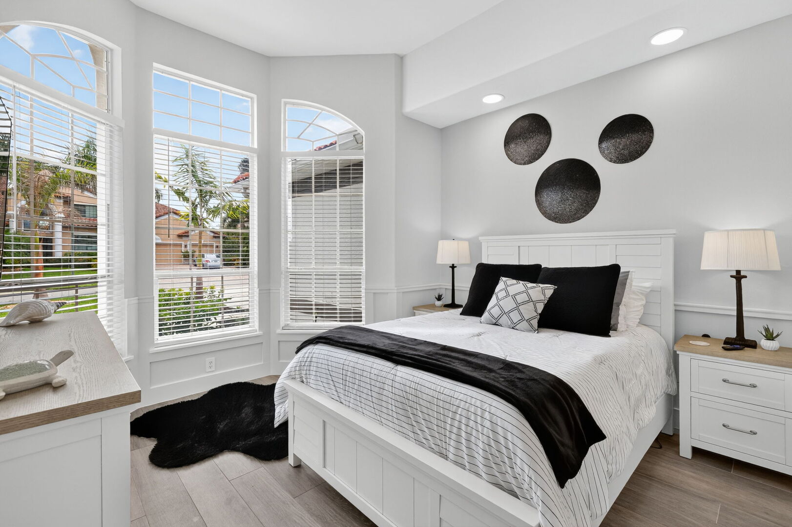 Große Lanai mit Esstisch, Sonnenliegen und Blick auf den Kanal.