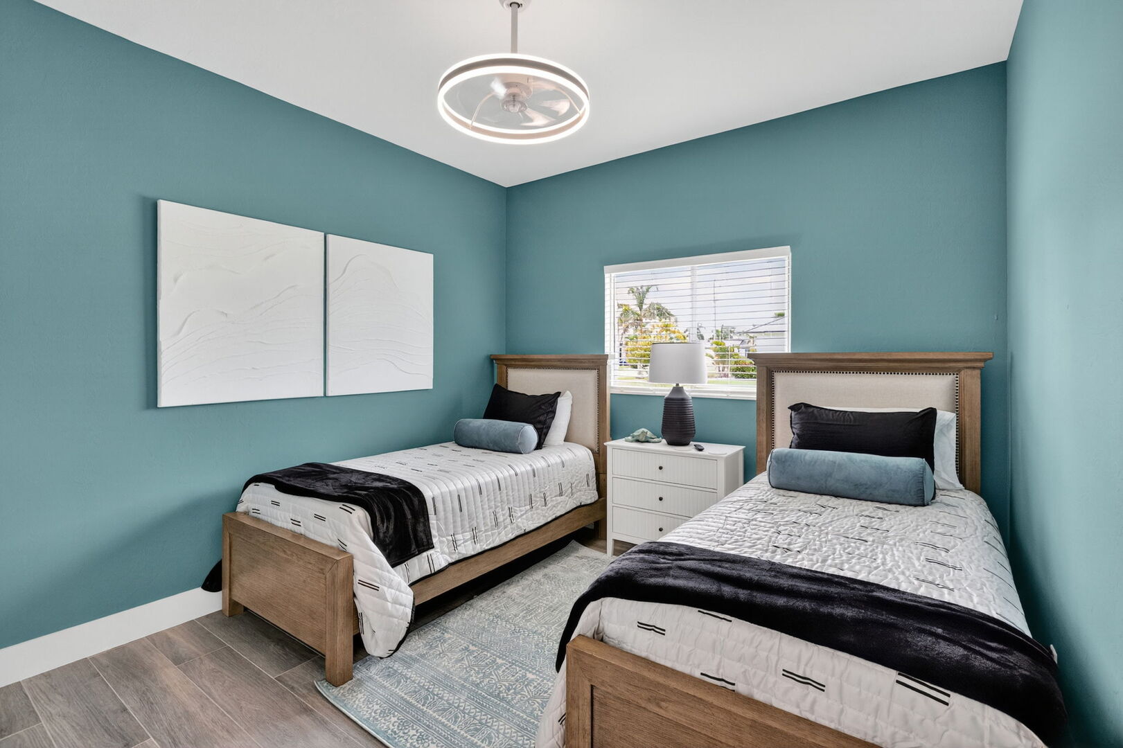 Große Lanai mit Esstisch, Sonnenliegen und Blick auf Pool und Kanal.