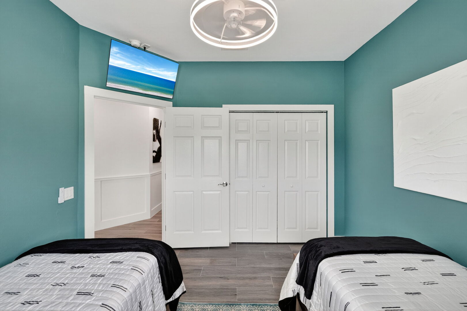 Große Lanai mit Esstisch, Sonnenliegen, Grill und Blick auf den Kanal.