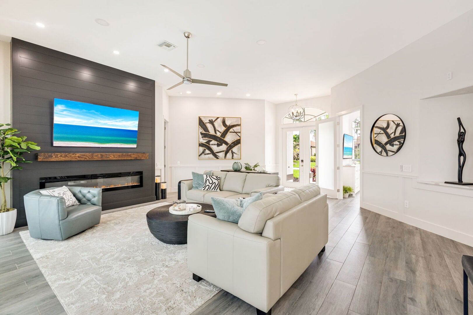 Pool- und Whirlpoolbereich auf der Lanai mit Blick auf den Kanal.