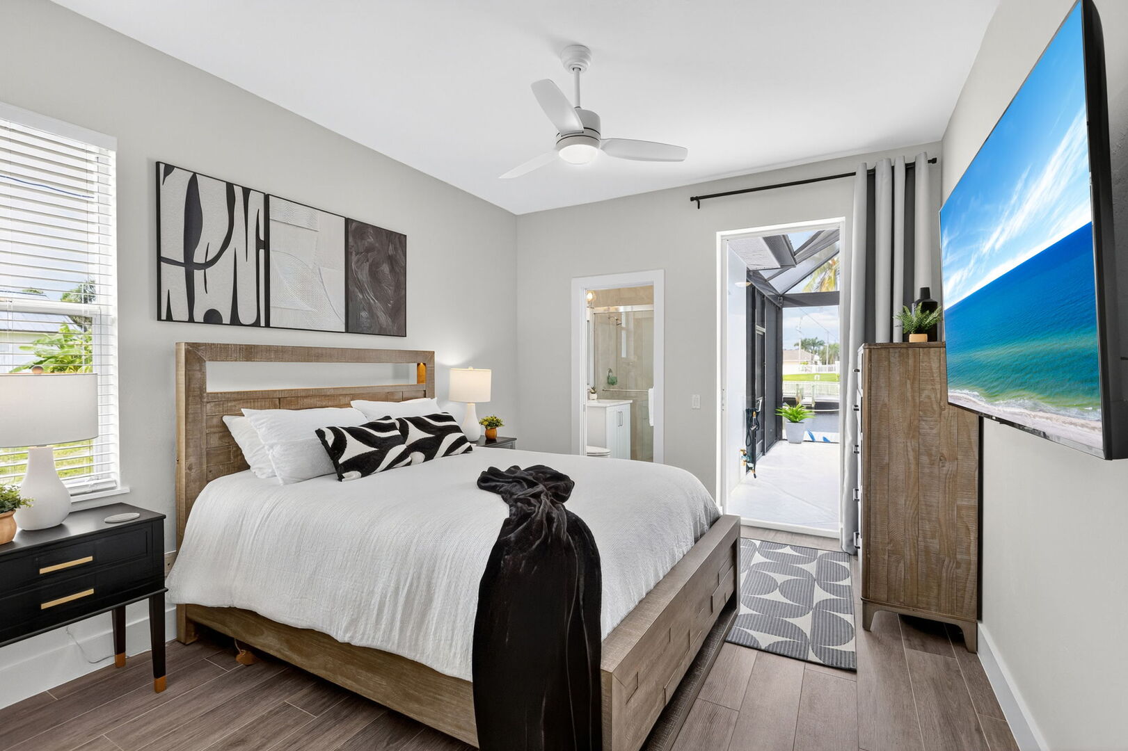 Große Lanai mit Esstisch, Sonnenliegen, Grill und Blick auf den Kanal.