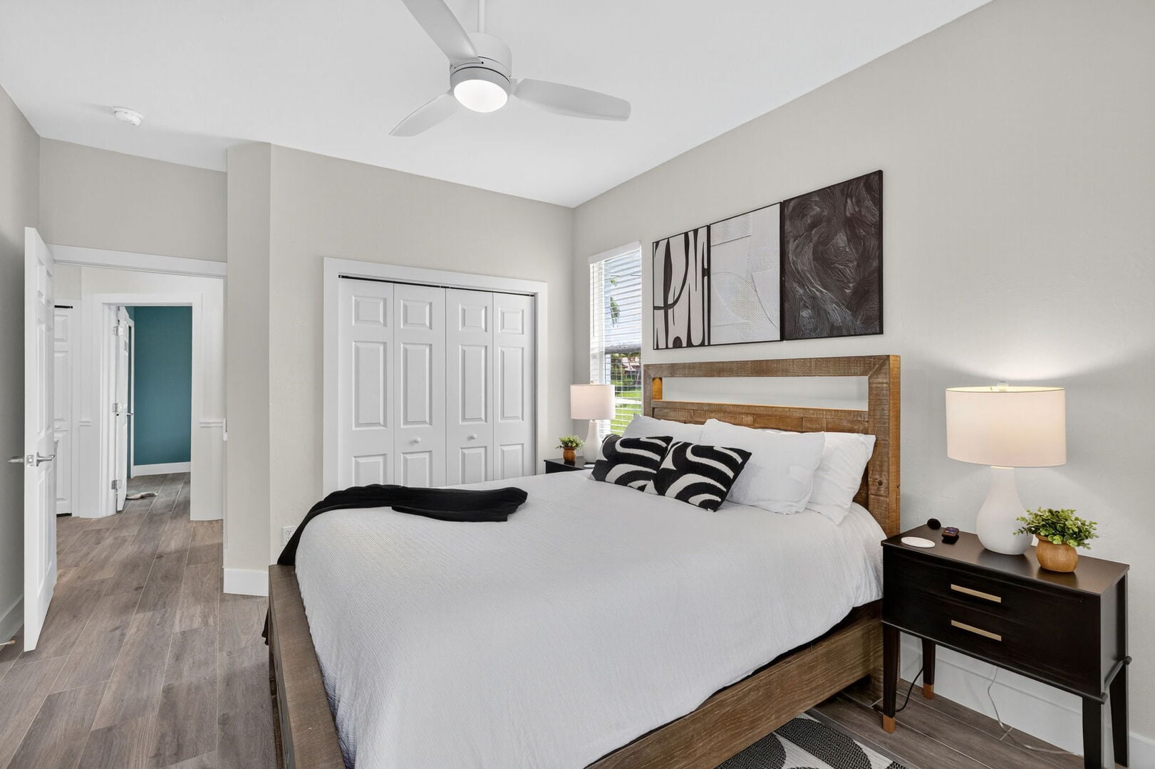 Pool- und Whirlpoolbereich auf der Lanai mit Sonnenliegen und Blick auf den Kanal.