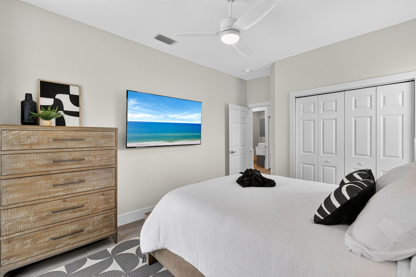 Privater Pool- und Whirlpoolbereich auf der Lanai mit Blick auf den Kanal.