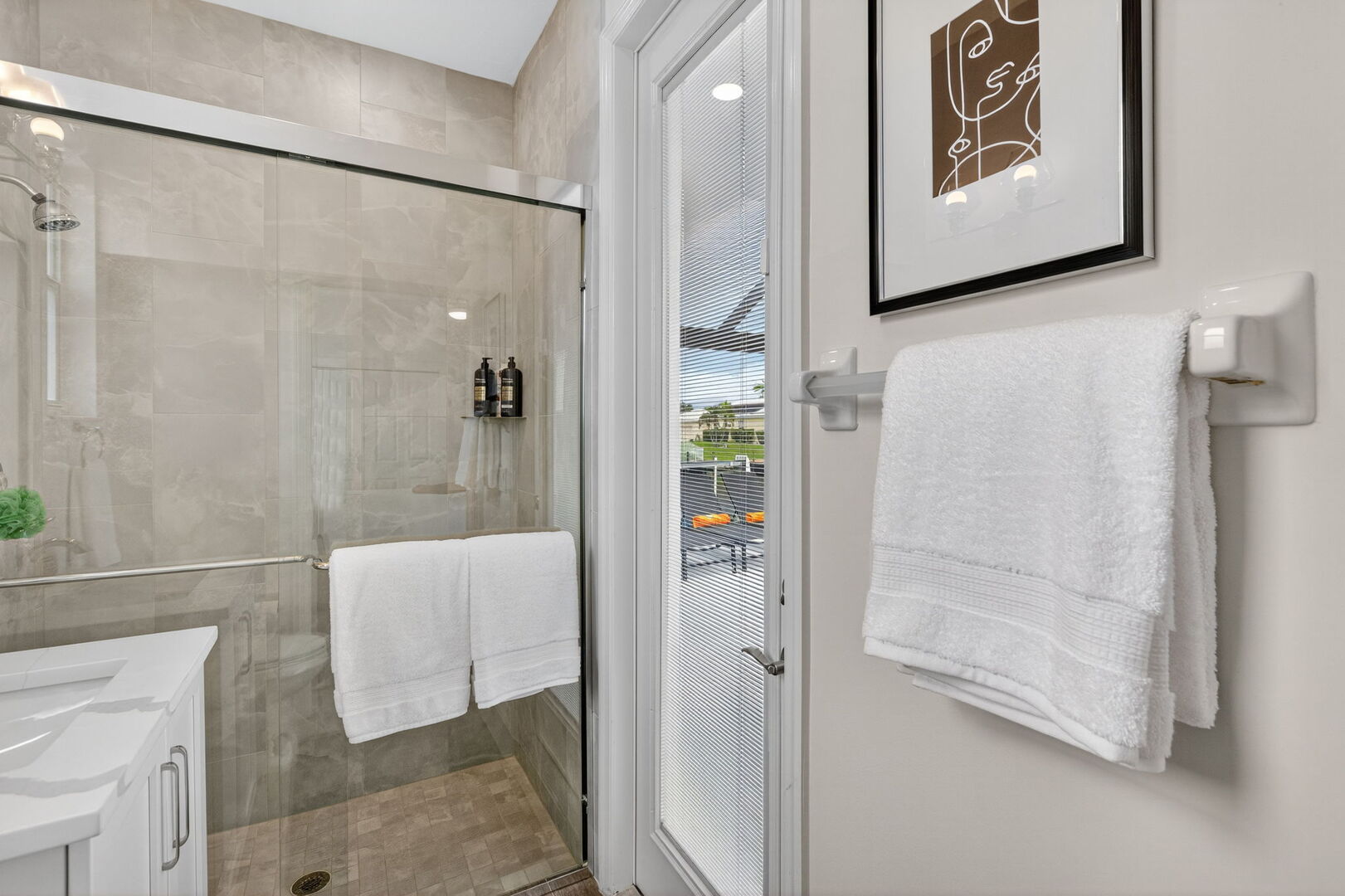 Pool- und Whirlpoolbereich auf der Lanai mit Blick auf den Kanal bei Sonnenuntergang.