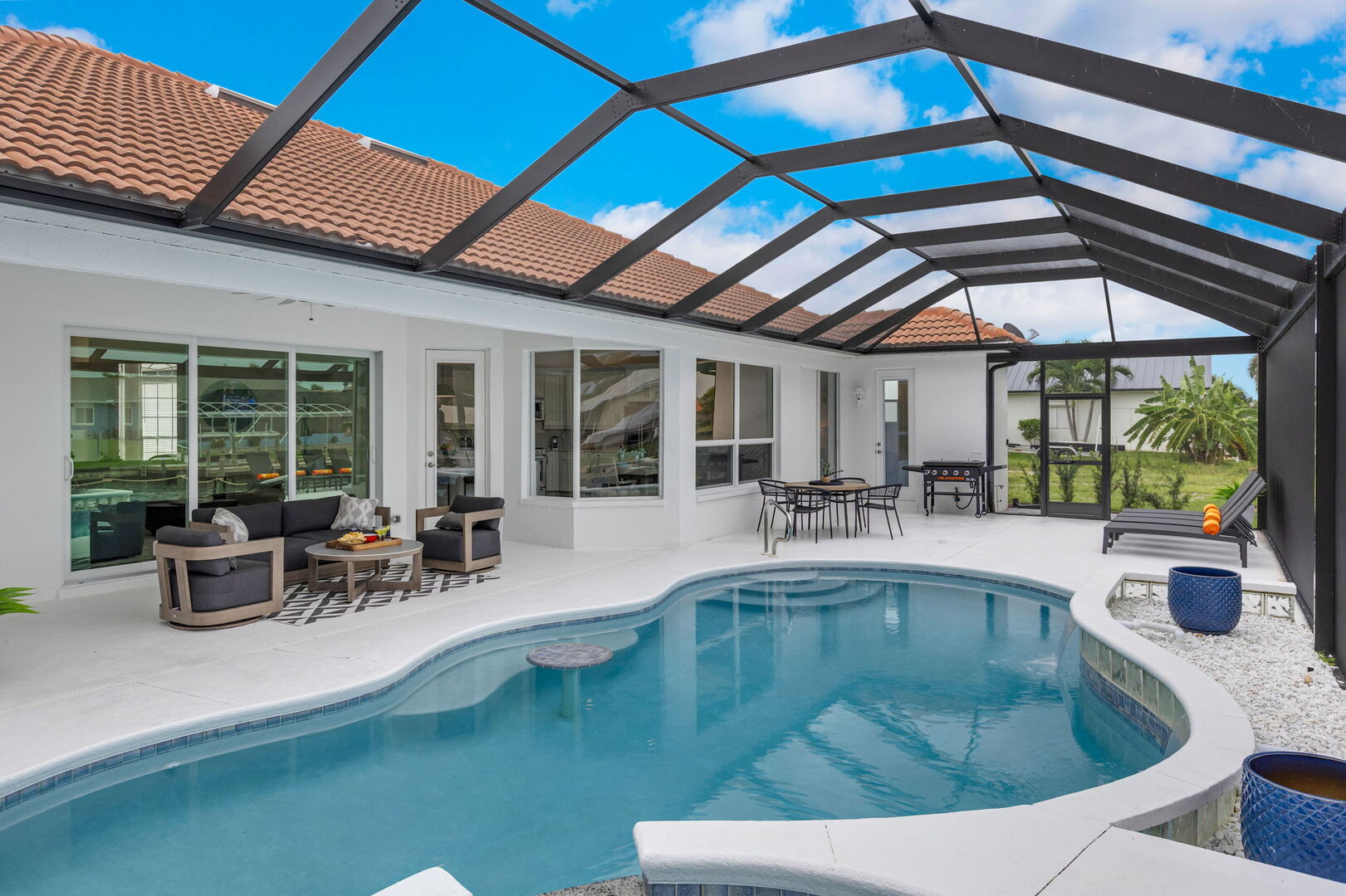 Pool- und Whirlpoolbereich auf der Lanai mit Blick auf den Kanal bei Sonnenuntergang.