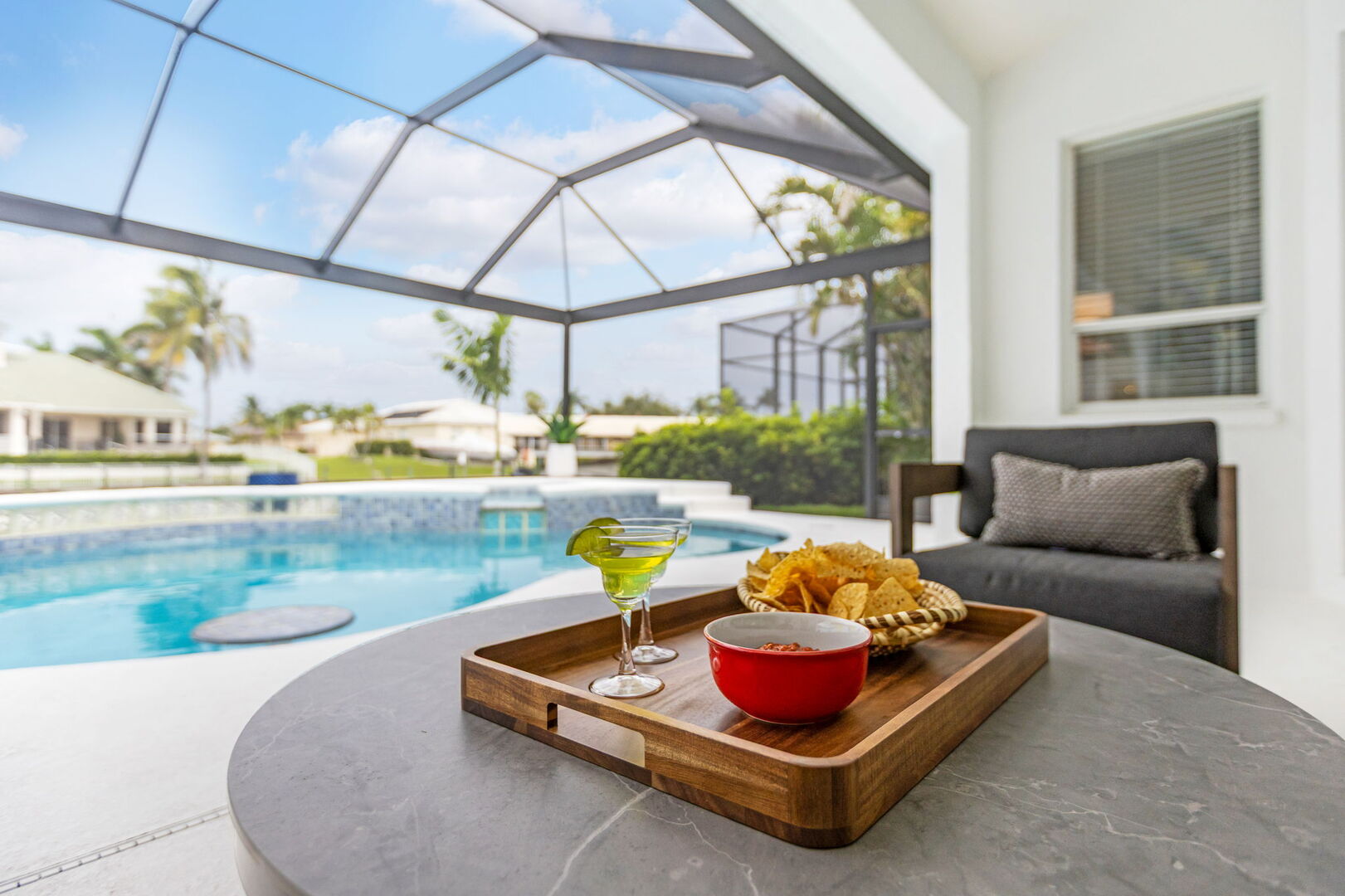 Pool- und Whirlpoolbereich auf der Lanai mit Blick auf den Kanal.