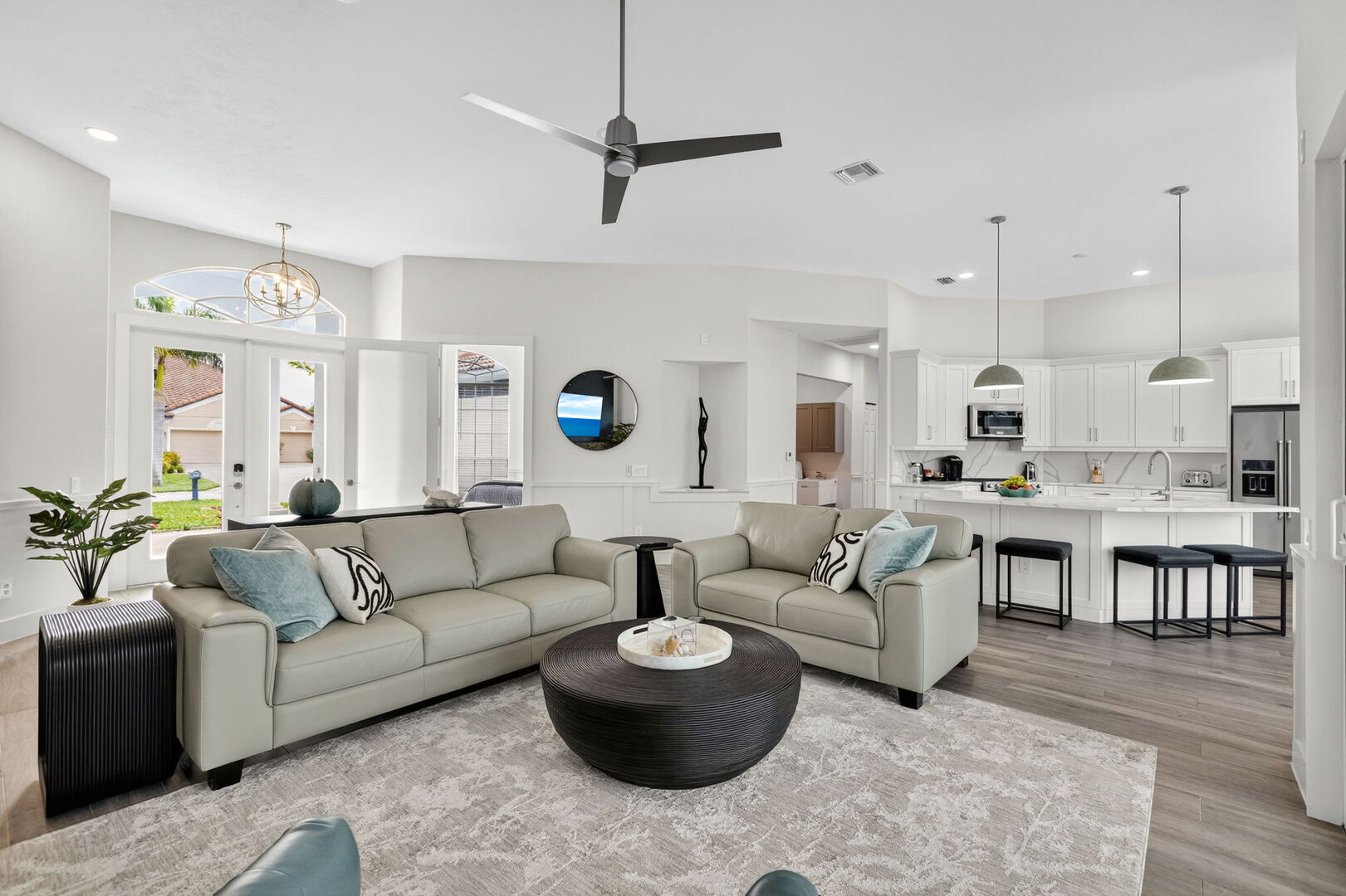 Pool- und Whirlpoolbereich auf der Lanai mit Blick auf den Kanal.