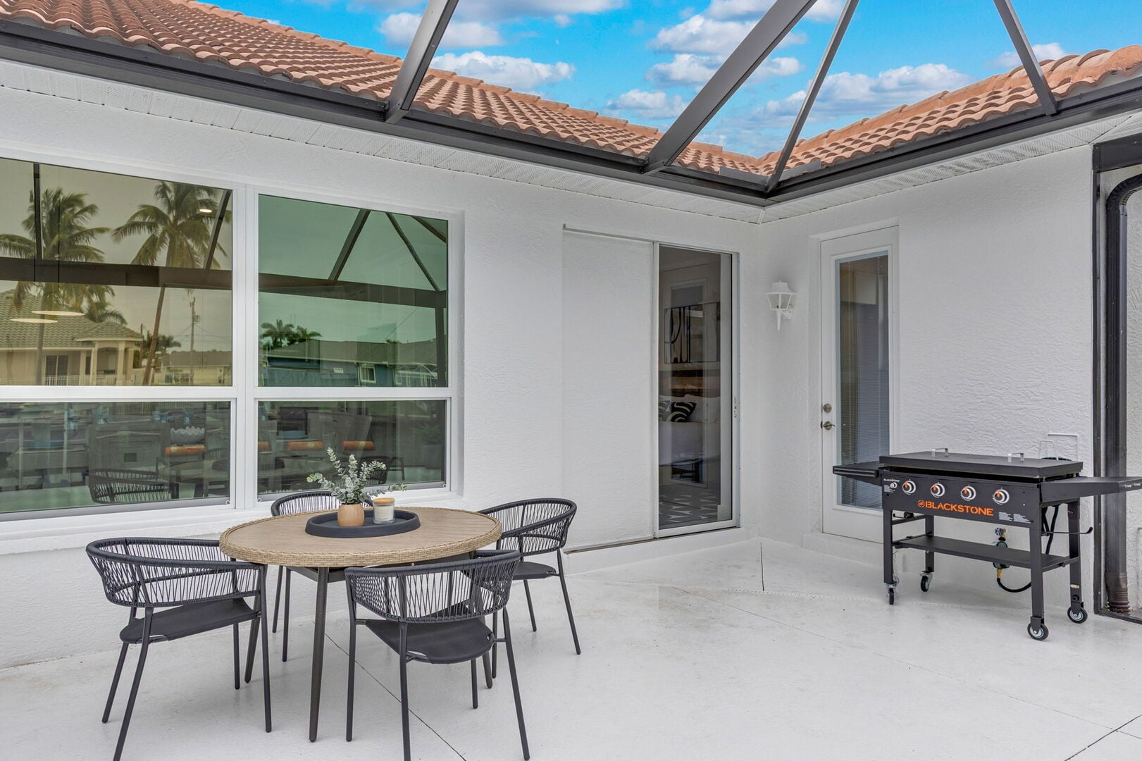 Privater Pool- und Whirlpoolbereich auf der Lanai mit Blick auf den Kanal.