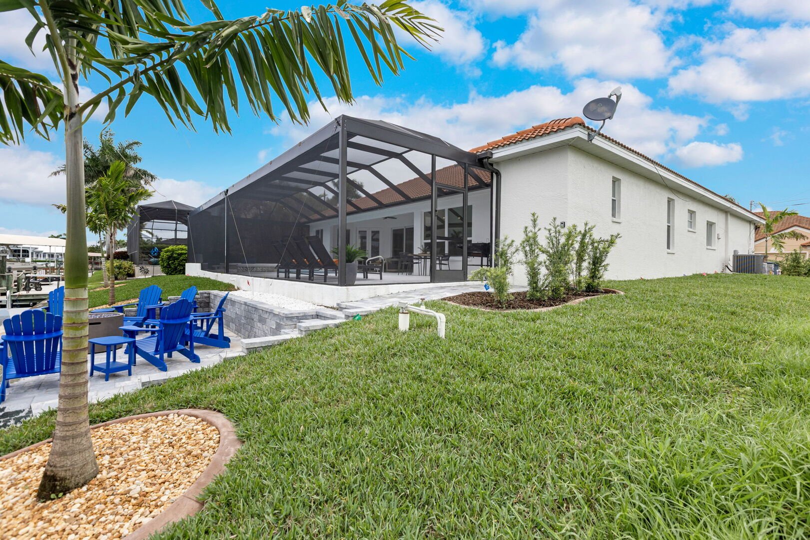 Privater Pool und Whirlpool auf der Lanai mit Blick auf den Kanal.